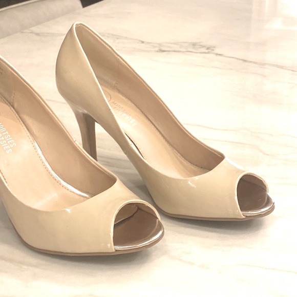 Mootsie tootsie, moabrey. Beige and gold pump. Size 7 1/2. - Picture 4 of 11